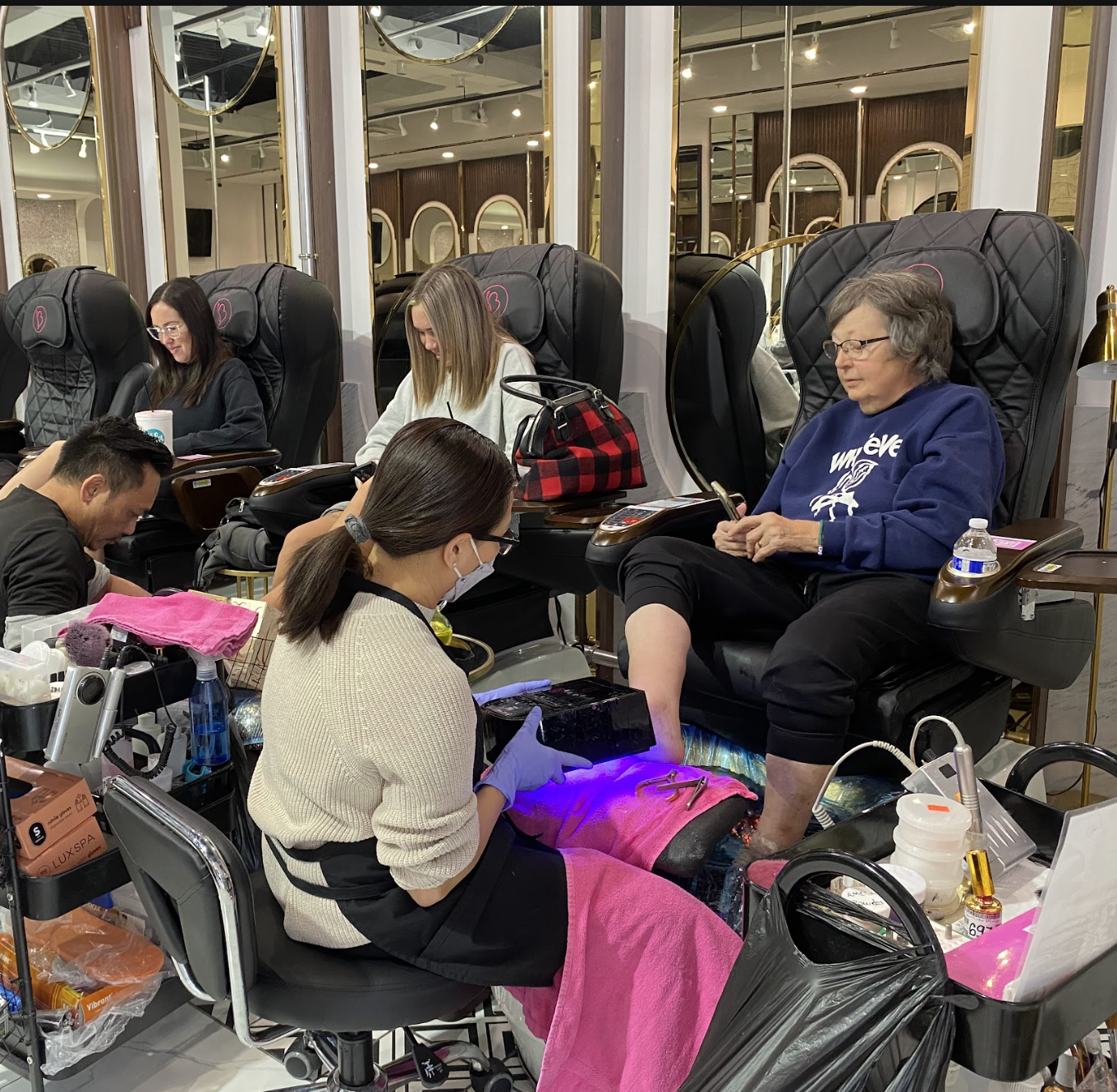 Gel Manicure vs Dip Powder in Lubbock: Which Lasts Longer?
