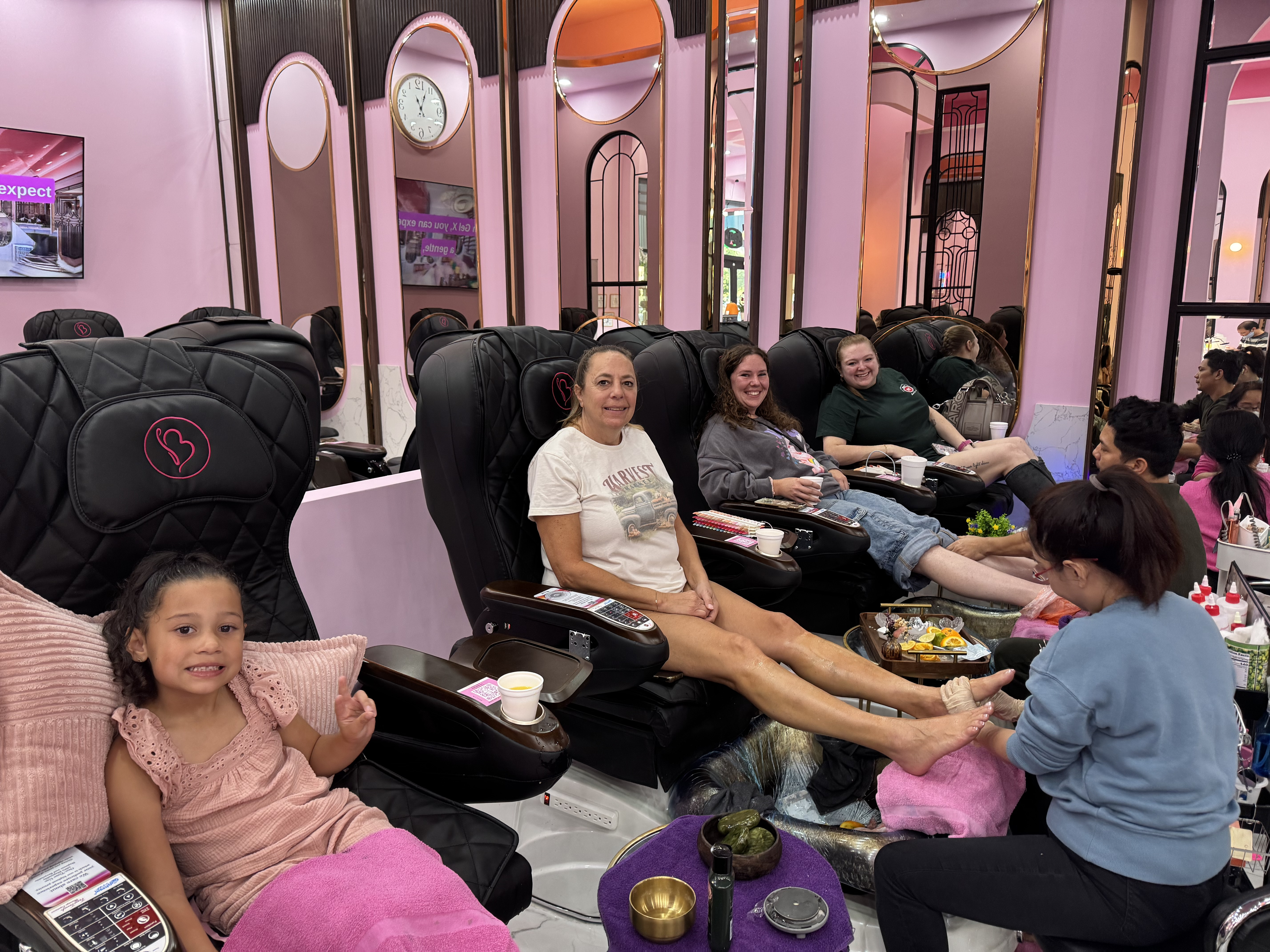 customers-getting-signature-pedicure-at-bnails-salon-near-me